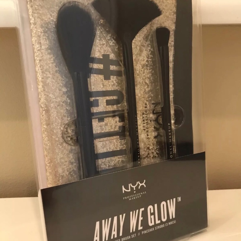 Away We Glow brush set